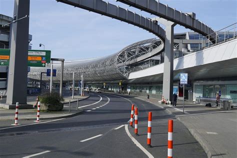 kommt man gut mit dem auto zum düsseldorfer flughafrn