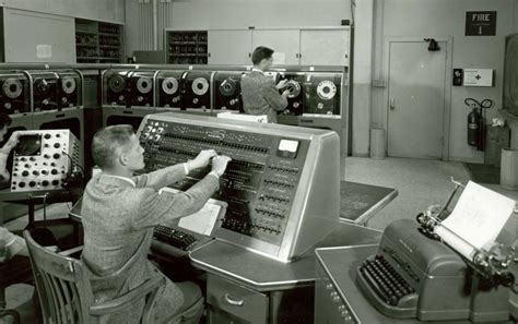 komputer pertama | Php dch animasi thnh Ting Vit Glosbe