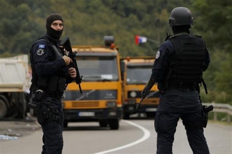 Kosovo Says 10 Of Its Police Officers Detained Pristina Slot - Pristina Slot