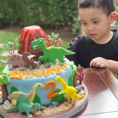 kue ulang tahun anak dinosaurus