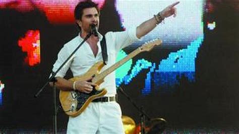 la camisa blanca juanes biography