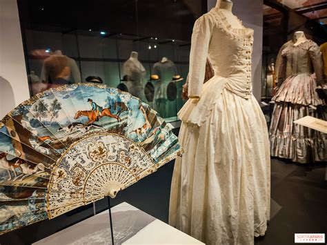 La Mode A La Cour De Marie Antoinette