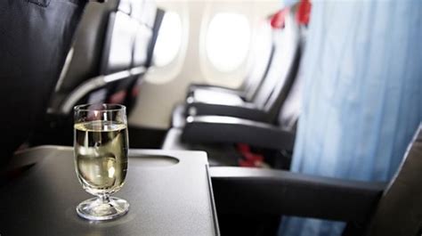 Lautmerah Alternatif   Minum Alkohol Di Pesawat Bisa Bahayakan Kesehatan Apa - Lautmerah Alternatif