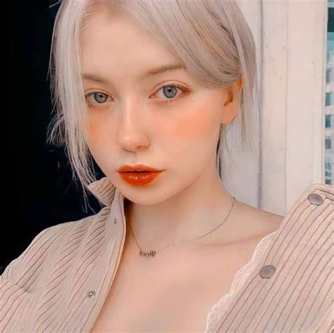 layza nude