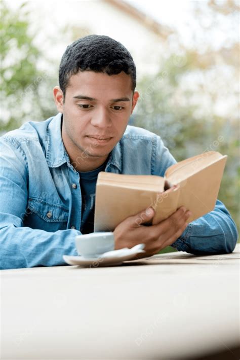 Leyendo Un Libro