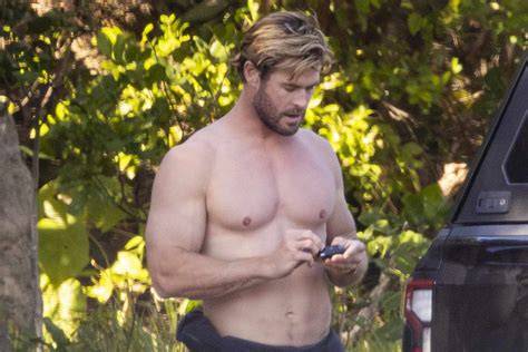 liam hemsworth nude