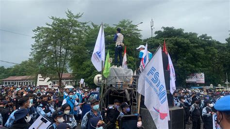 LIVE DEMO BURUH HARI INI：Massa Buruh di Pedan Klaten Demo-Blokade Pintu Pabrik, Ini ... -