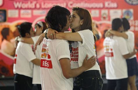 longest time kissing world record