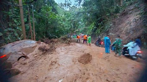 LONGSOR KELOK 9 - Longsor Dekat Kelok 9, Pengendara Agar Waspada !