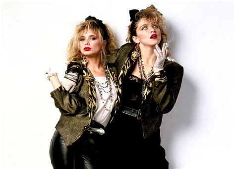 Los icónicos disfraces de mujer de los 80: una mirada a los looks más glamorosos