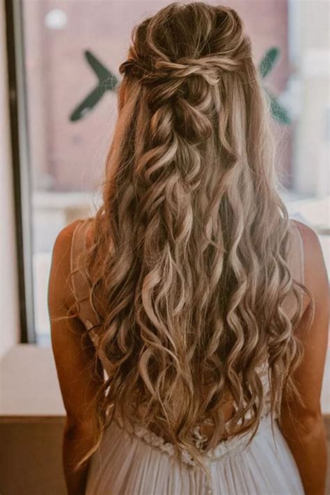 Los mejores peinados de boda para pelo rizado largo: ¡lucirás espectacular en tu gran día!