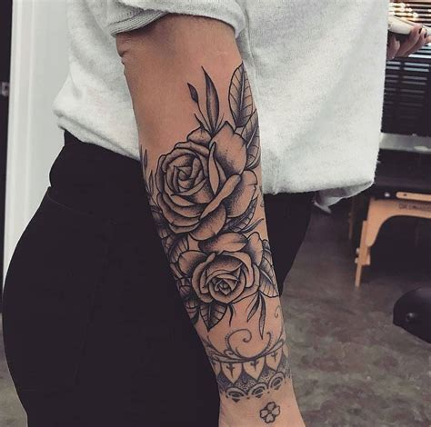 Los mejores tatuajes de rosas en el brazo para mujeres
