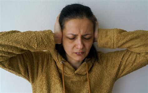 loud noise in ears when falling asleep