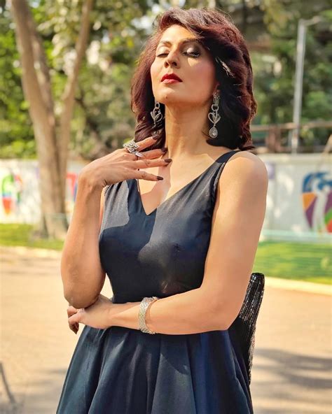 madhavi nimkar height calculator