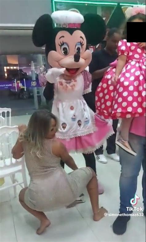 Mae Pelada Na Festa Da Filha