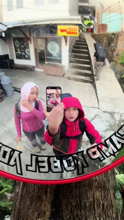 males ngedit TikTok.