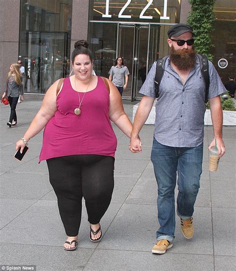 man dating plus size woman