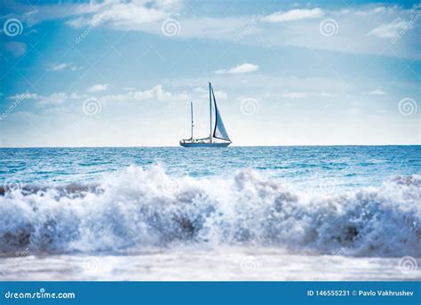 mare con barca a vela