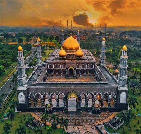 masjid kubah emas