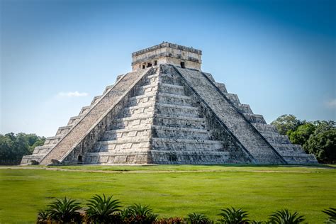 Maya ( Monuments Of Civilization)
