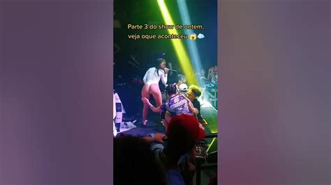 Mc pipokinha faz sexo oral em palco