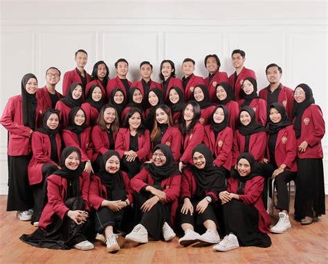 Melihat Warna Warni Jas Almamater Kampus Di Indonesia Jas Almamater Warna Merah - Jas Almamater Warna Merah