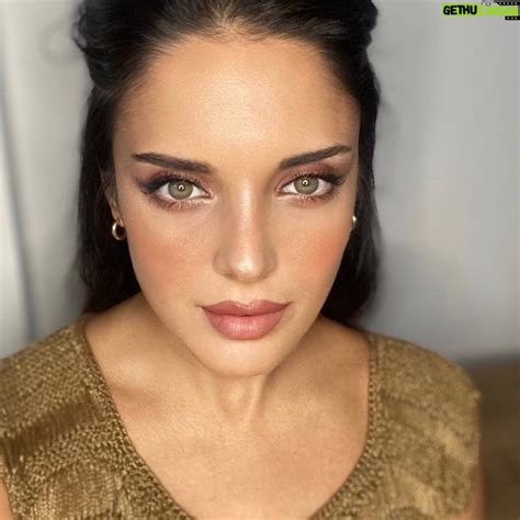 melike emiroglu biography examples