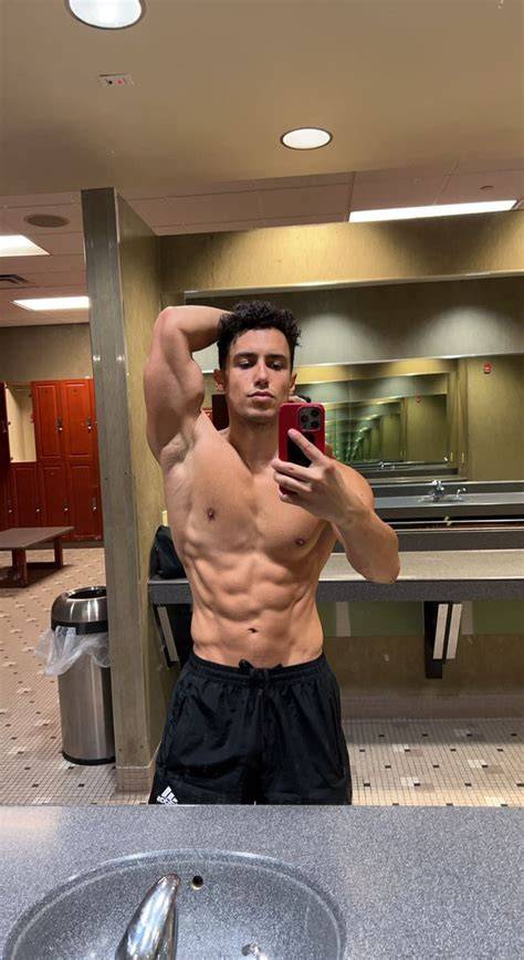 men nude show twitter