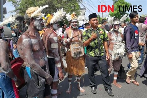 Mengenal Pakaian Suku Asmat Bahannya Langsung Dari Alam Pakaian Daerah Bali Adalah - Pakaian Daerah Bali Adalah
