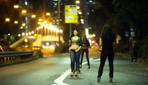 menschen die zu prostituierten geht