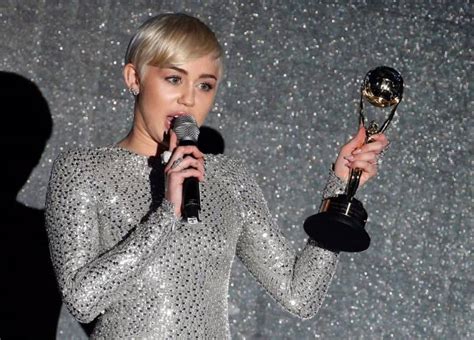 miley cyrus nuda