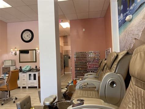 Are you in search of a nail and pedicure salon near you? Lo