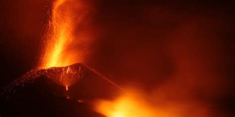 MIMPI MELIHAT GUNUNG MELETUS - Tabir Terbuka:Rahasia Tersembunyi: Arti Mimpi Gunung Meletus