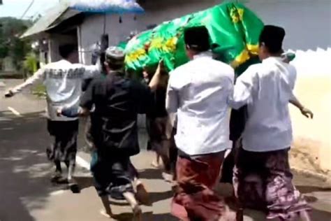 MIMPI MELIHAT KERANDA - MIMPI MELIHAT ORANG MENGGOTONG KERANDA JENAZAH