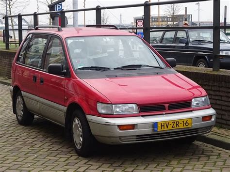 Download Mitsubishi Space Wagon User Guide 