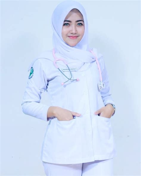 Model Baju Perawat Berhijab  Desain Baju Kaos Perawat Putih Lengan Panjang Terbaru - Model Baju Perawat Berhijab