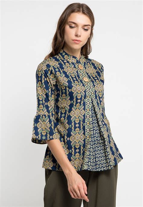 model batik blouse