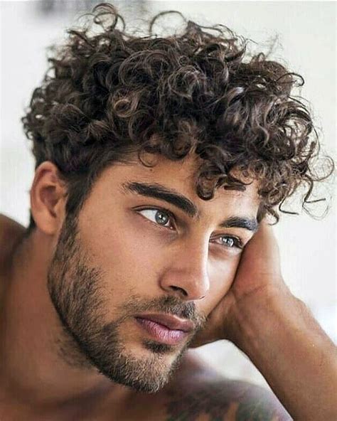 model rambut ikal pria sesuai bentuk wajah