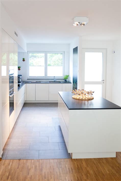 Moderne Küche In Weiß Mit Grafischen Formen - Küche Finanzieren Bei Ikea