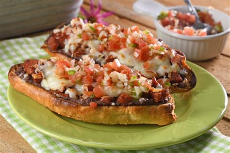molletes con chorizo