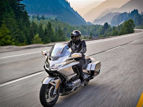 Cruiser vs Touring Motorcycles: Comfort and Style on Two Wheels