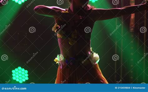 Mujeres semidesnudas bailando