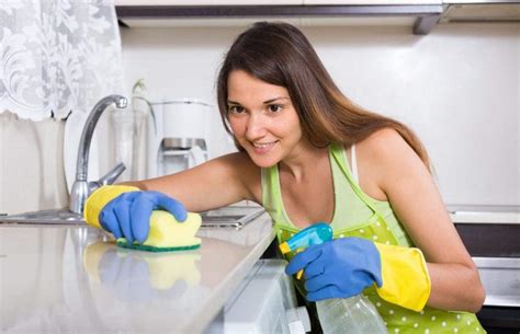 Mulher limpando a casa pelada