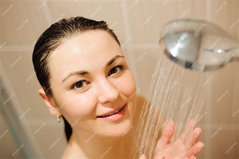 Mulher tomando banho nuas