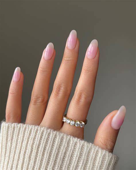 nails nude pink