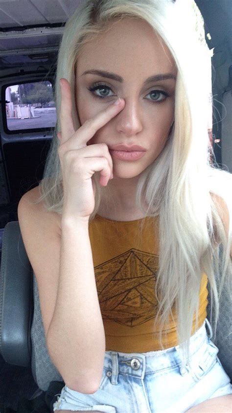 naomi woods selfie