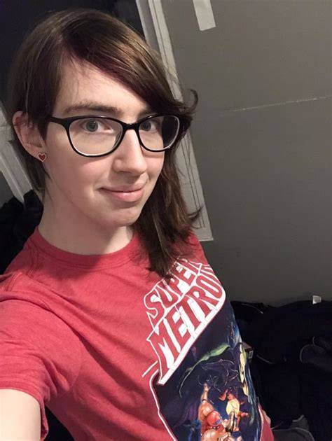 nerd nude selfie