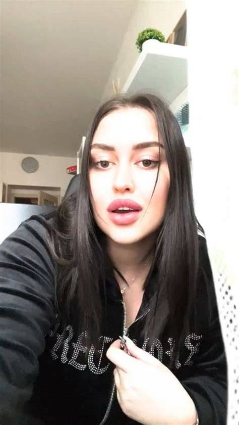 nivviya nude