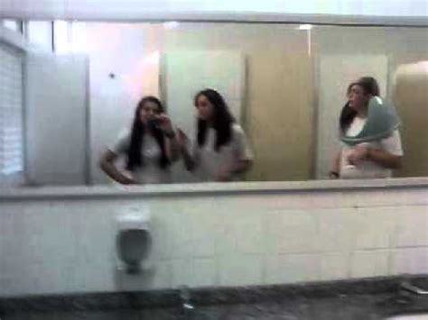 Novinha transando no banheiro da escola