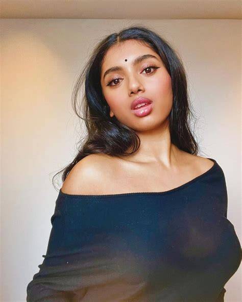 nude avantika